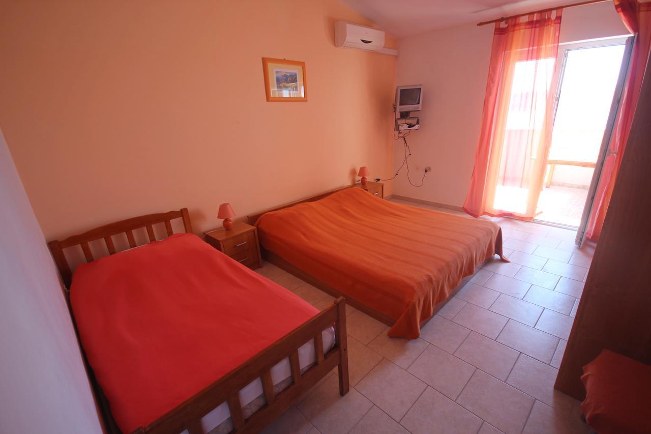 Apartments Njaco Ražanac Esterno foto